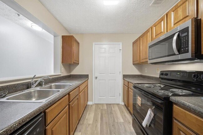 Building Photo - Charming 3-Bedroom Condo in Fairington Village