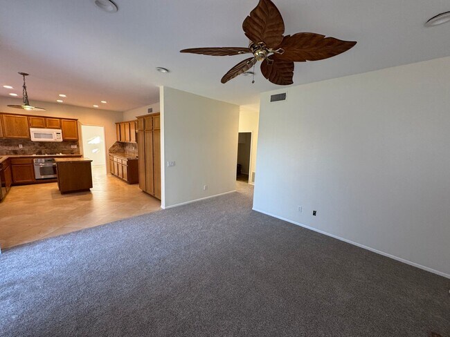 Building Photo - 4 bed 3 full bath house with 3 car garage in Corona for lease