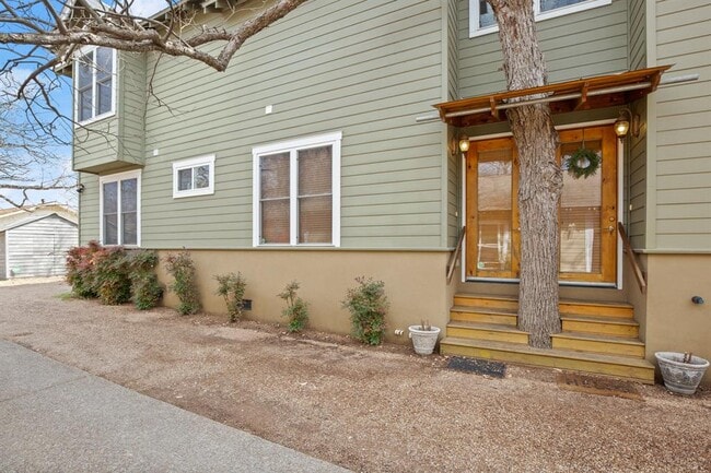 Building Photo - 912 E 51st St