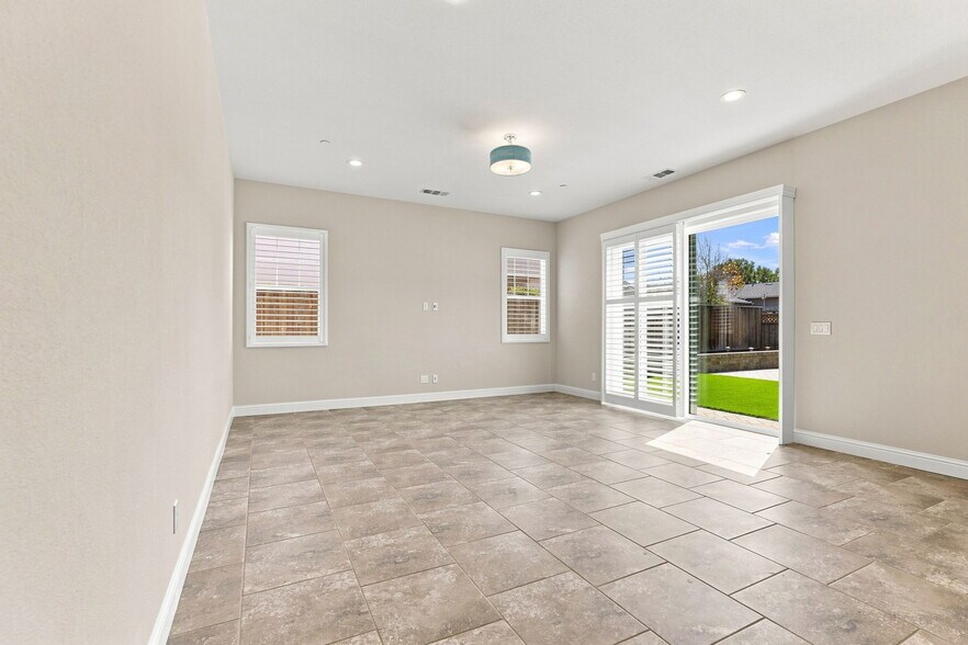 Building Photo - 2964 Bluffs Dr