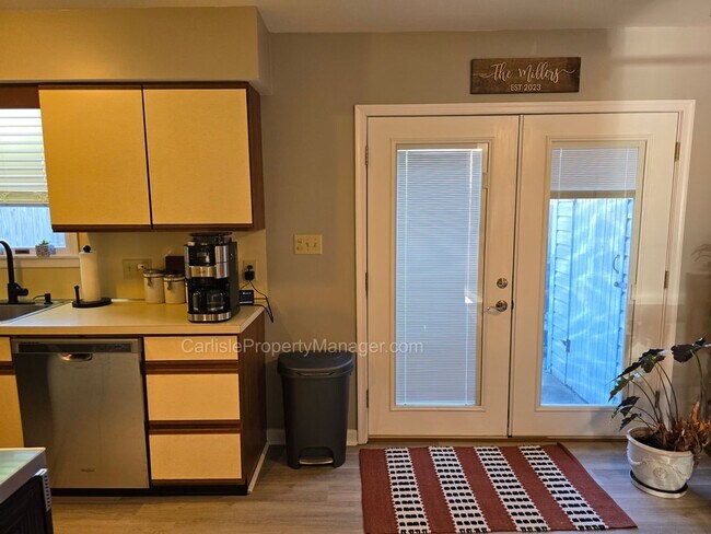 Building Photo - 2-Bedroom Townhouse w Fenced Patio, Off-Street Parking, Dishwasher, and Easy Commute