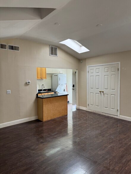 Primary Photo - 460 Rosewood Ave