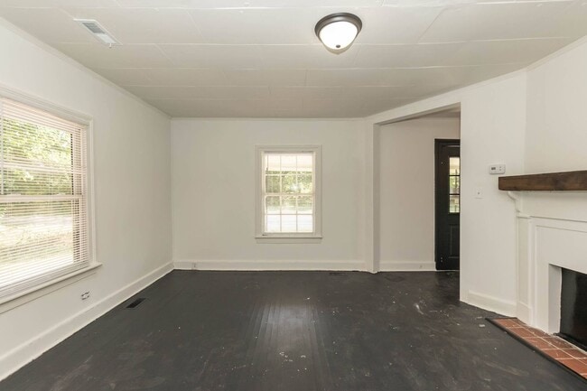 Building Photo - Beautiful Three Bedroom Home!