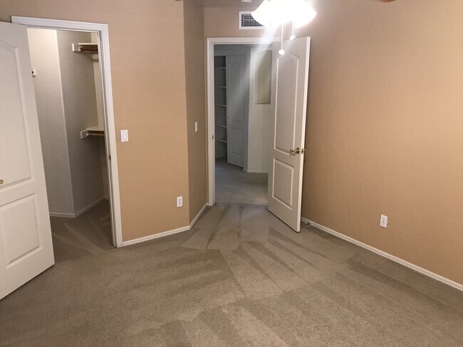 Building Photo - Gilbert Home - 5 Bed + Den & 2.75 Bath with Beautiful Pebble Teck Pool