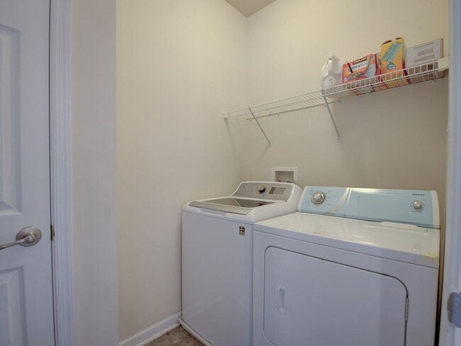 Building Photo - Lovely TH Available Now in Bowie! HCVP Warmly Welcomed.