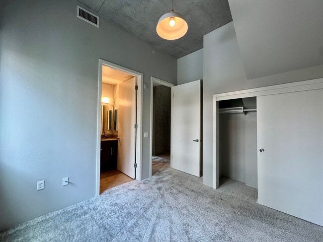 Building Photo - 1025 Island Ave