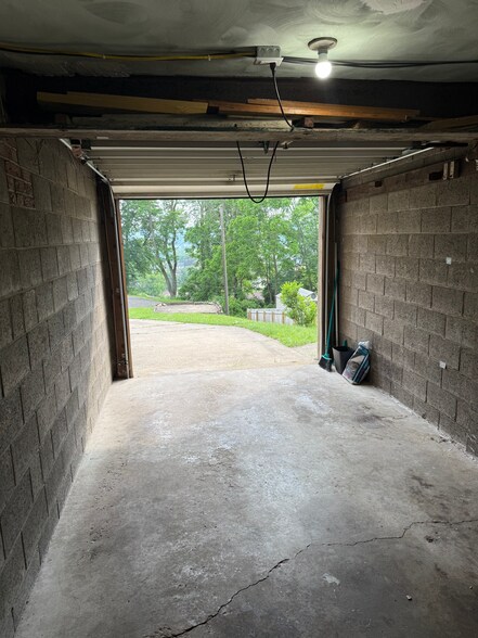 Garage - 932 Lebanon Ave