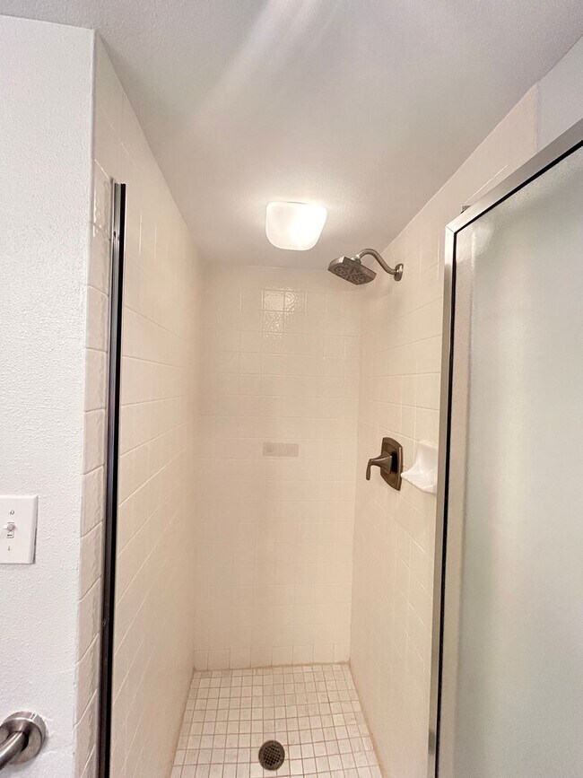 Building Photo - Beautifully Remodeled 2/2 Waterfront Unit in Gated Community!