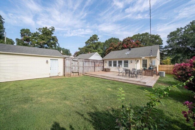 Building Photo - 3733 Charleswood Ave