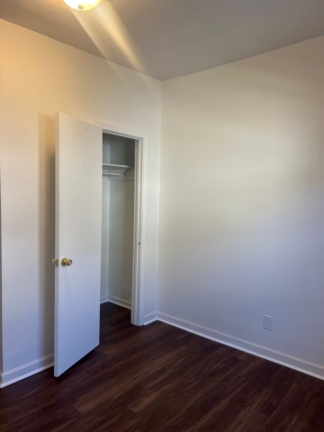Building Photo - 1 month free with 13 month lease- East Nas...