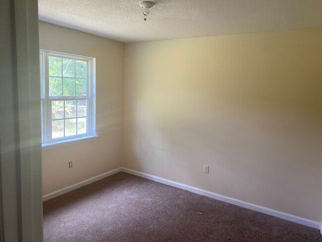 Building Photo - 2105 Vail Dr