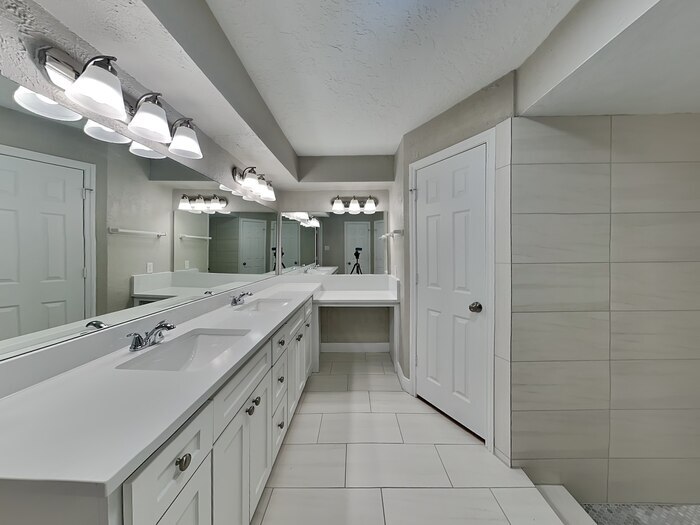 Building Photo - 7726-7712 12 Fairway Ln