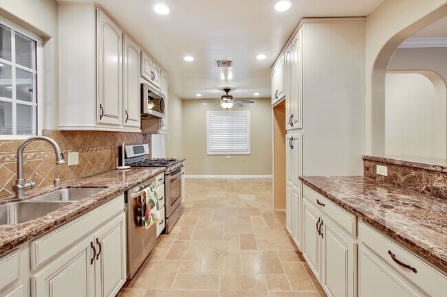 Building Photo - 5923 Jumilla Ave
