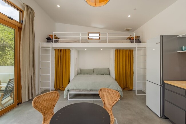 Building Photo - Ojai hideaway!