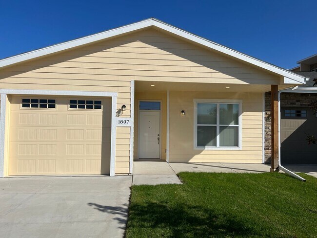 Primary Photo - 1725 Hillcrest Dr