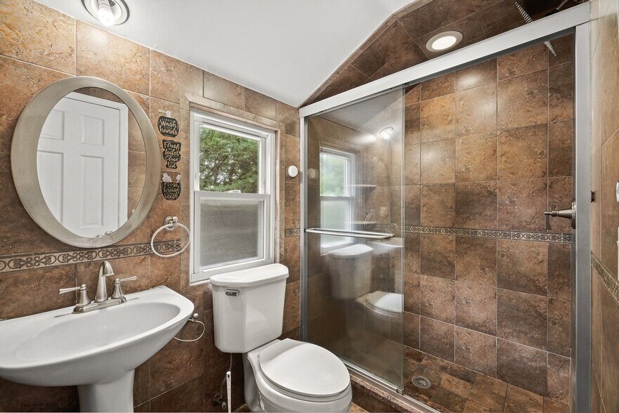 Building Photo - 53 Oneida Ave