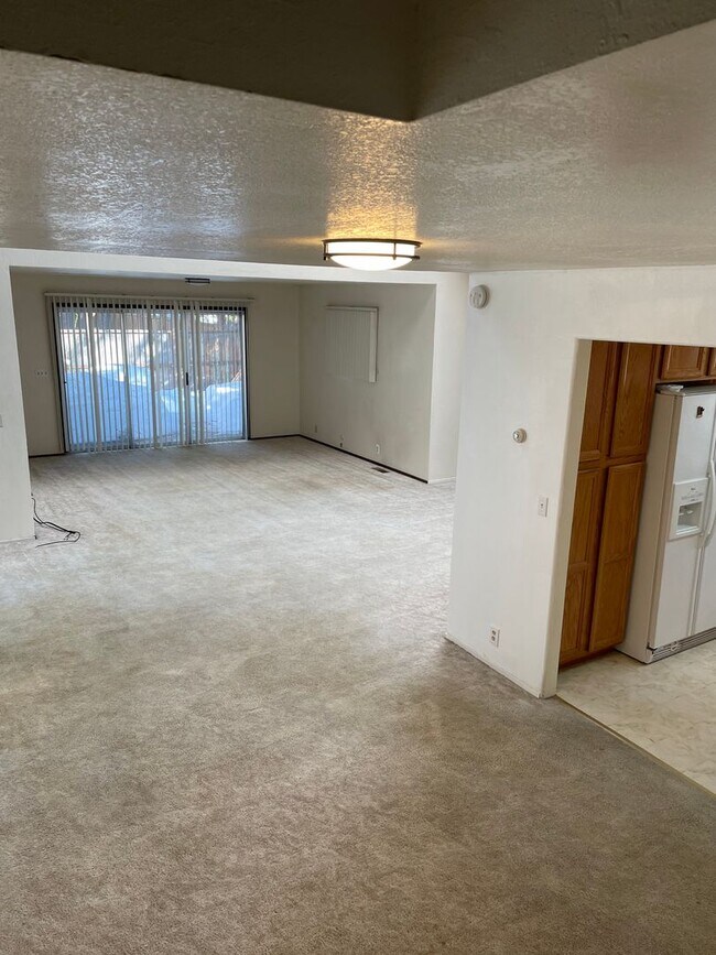 Building Photo - Al Tahoe - 4 bedroom 2 bath with garage av...
