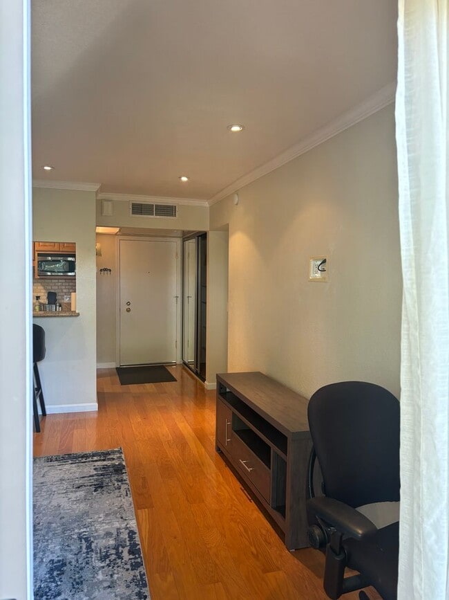 Building Photo - Light, Bright, Immaculate and lightly furnished 1 bd 1 ba condo in Walnut Creek- Keys Condo's