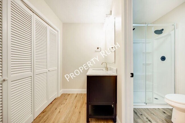 Building Photo - 2323 Green Forest Dr