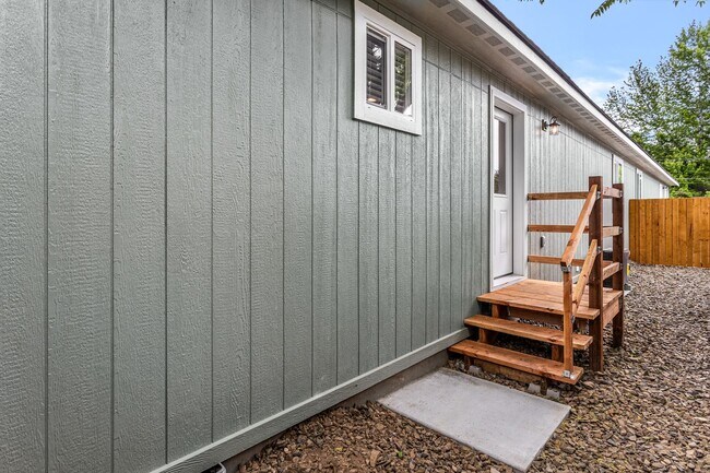Building Photo - 1302 S 14th Ave