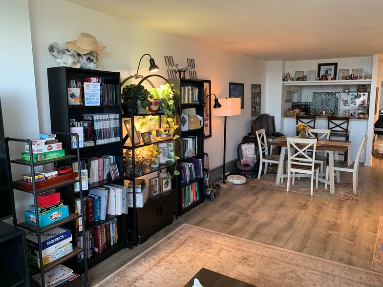 Building Photo - 2144 N Lincoln Park W
