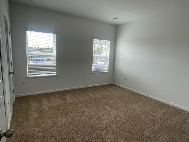 Building Photo - 3/2.5 Townhome in Holly Forest!