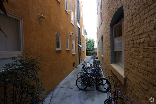 Building Photo - Amistad Apartments