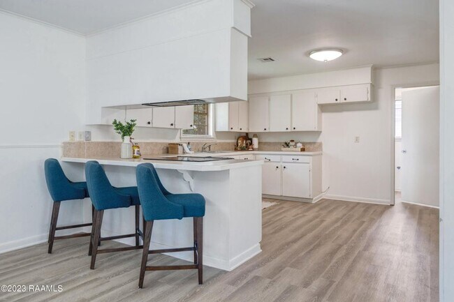 Building Photo - 3 bed, 2 bath brick-on-slab on Johnston Street