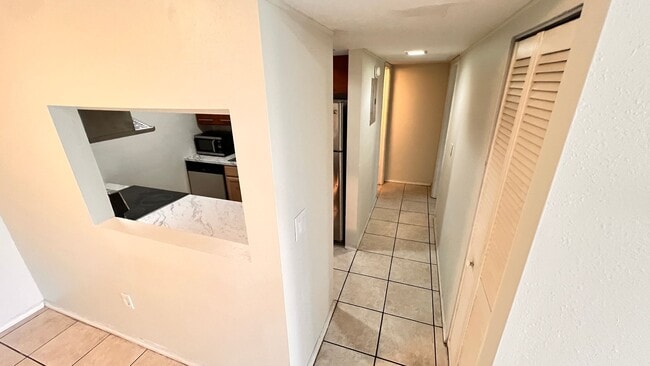 Building Photo - 1/1 Ready for Move In! Heart of Orlando Gated Community with Amenities!