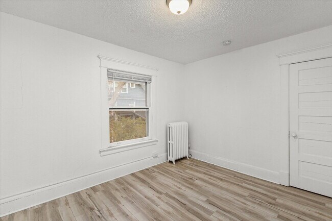 Building Photo - 2 bedroom / 1 bathroom apartment with Easy Commute or Walk to Drake University!