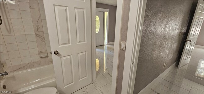 Building Photo - 606 SE 13th Ct