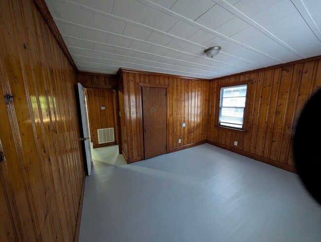 Building Photo - Cozy 2 Bedroom