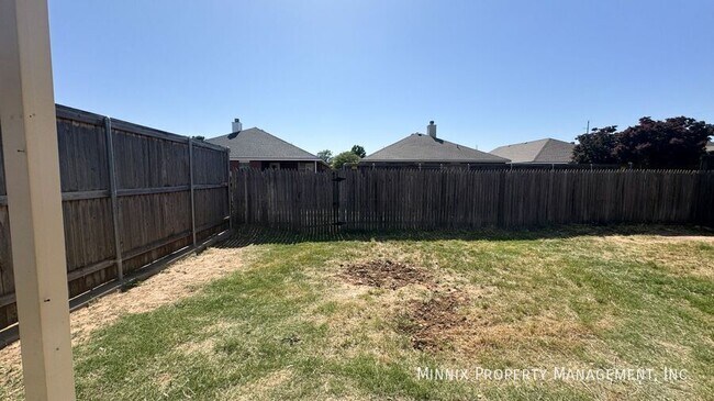 Building Photo - 525 N Iola Ave