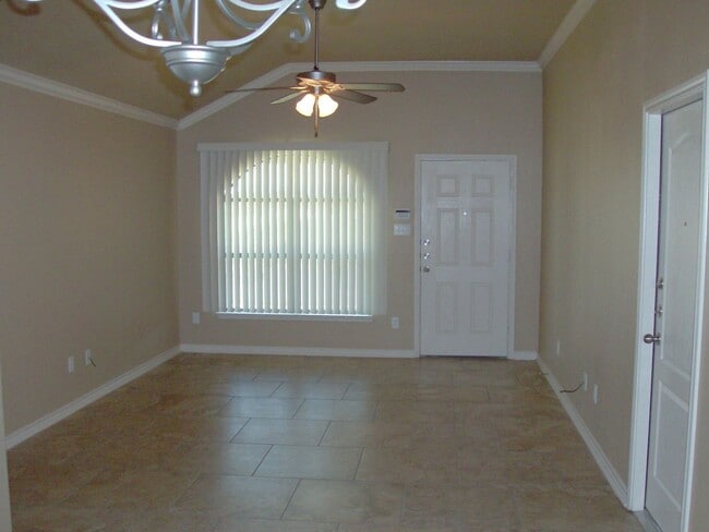 Building Photo - 3 Bedroom / 2 Bath Duplex off Clear Creek ...