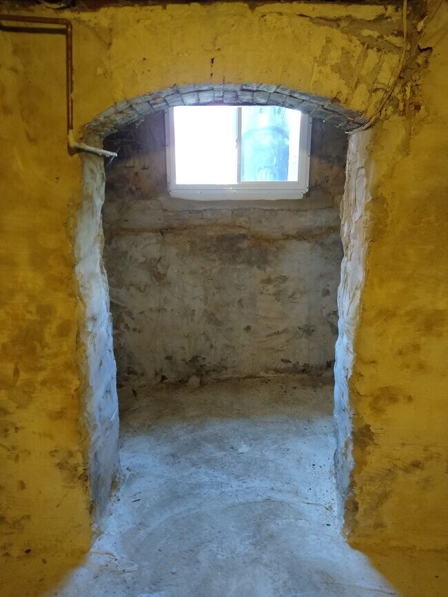 Building Photo - 655 N Yewdall St