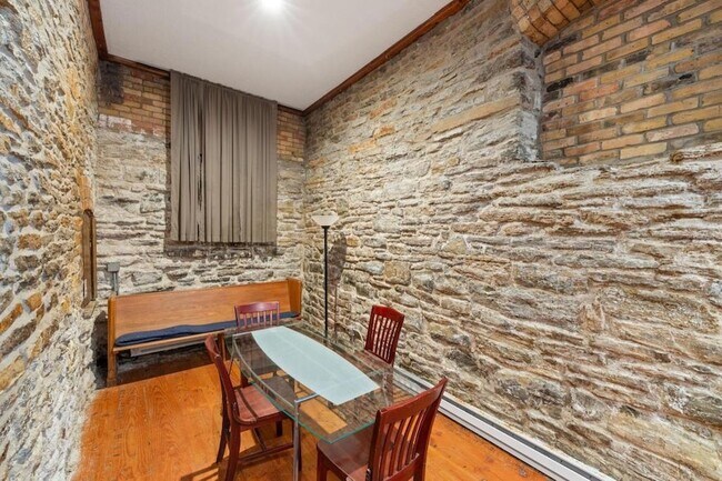 Building Photo - 609 S 9th St