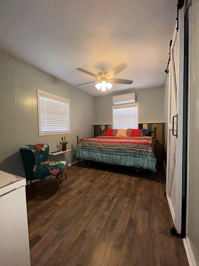 Building Photo - 205 S 11th St