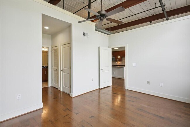 Building Photo - 1261 Caroline St NE