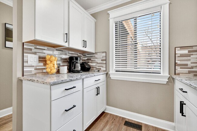 Building Photo - Two Bedroom Townhome W/ Garage!