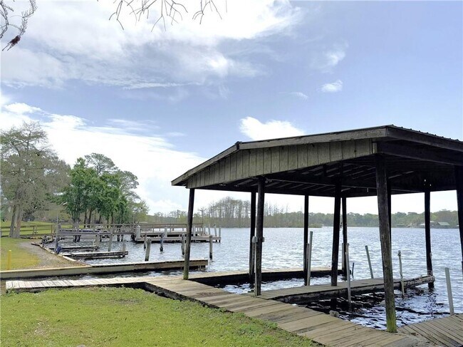 Building Photo - 207 Riverbend Dr