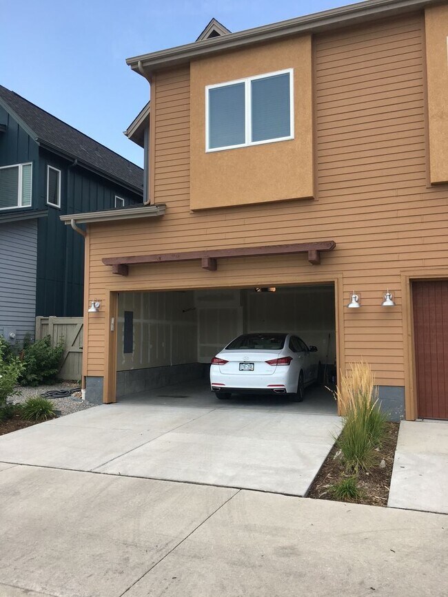 Building Photo - Discover this 3-bedroom, 2.5-bath townhome in Louisville!