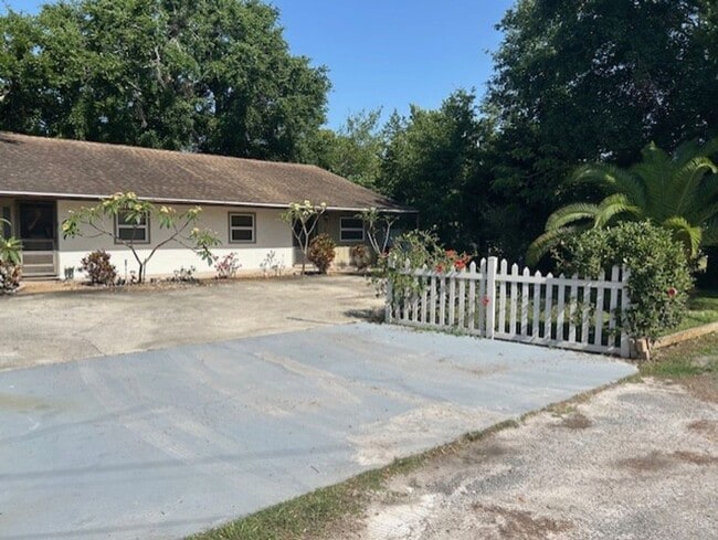 Building Photo - Quaint yet spacious 2/1 duplex avaliable f...
