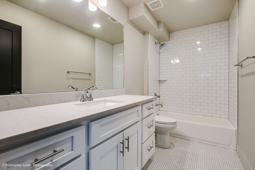 Building Photo - 1559 King St