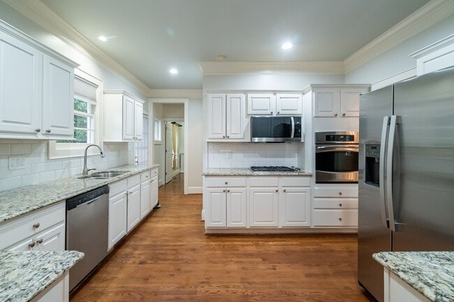 Building Photo - Spacious charmer in the heart of Dilworth ...