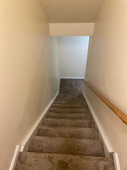 Building Photo - 1174 N Vermont St