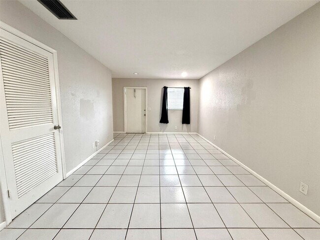 Building Photo - 511 W Kalmia Dr