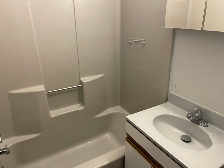 Building Photo - 944 New Market St