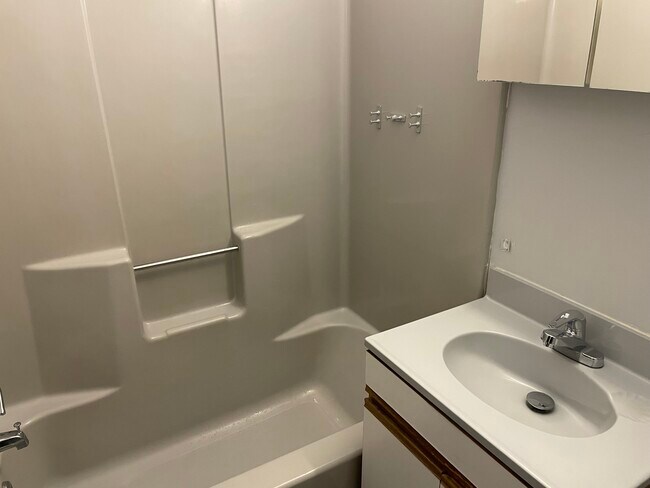 Building Photo - 944 New Market St