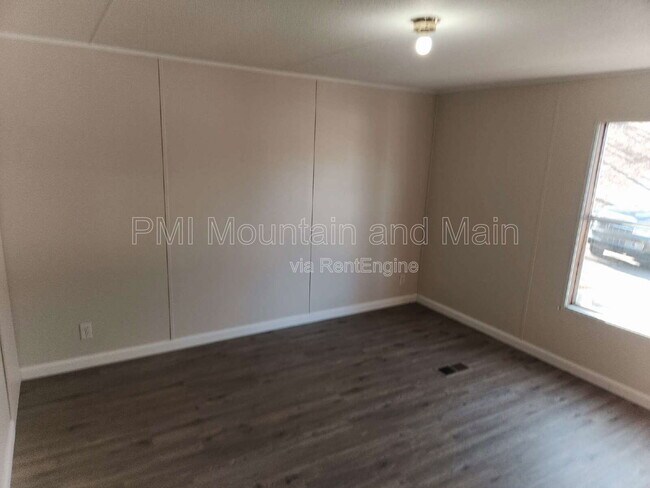 Building Photo - 16 Sarah Hill