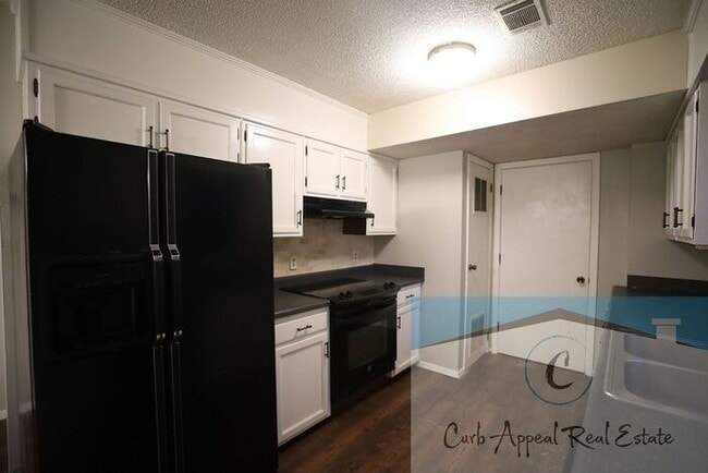 Building Photo - 3 Bedroom 2 Bath Home in Beautiful Neighborhood! A fenced back yard!!